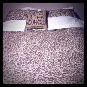 Leopard print Queen sized bedding set-EUC!